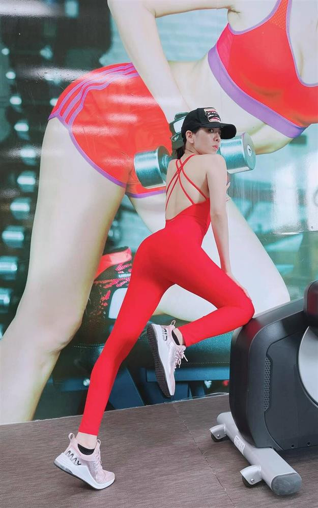 br/> Vốn nổi tiếng là mỹ nhân không tuổi của Vbiz, Lệ Quyên luôn khiến người hâm mộ bấn loạn trước những bộ ảnh dáng dấp nuột nà trên mạng xã hội. Ở độ tuổi U40, "nữ hoàng phòng trà" vẫn giữ được vóc dáng thon gọn cùng vòng eo “con kiến” đáng ngưỡng mộ.