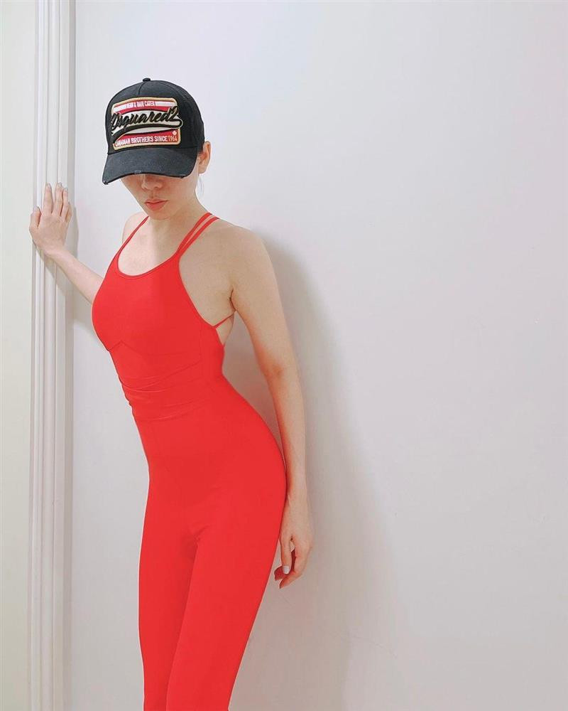 Đúng phương châm "đi tập cũng phải đẹp", Lệ Quyên nổi bật trong bộ jumpsuit màu đỏ rực lửa, cut out phía sau và tạo dáng phô trương đường cong siêu quyến rũ.