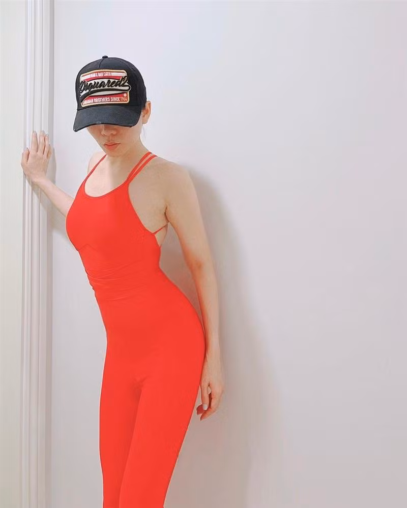 Đúng phương châm "đi tập cũng phải đẹp", Lệ Quyên nổi bật trong bộ jumpsuit màu đỏ rực lửa, cut out phía sau và tạo dáng phô trương đường cong siêu quyến rũ.