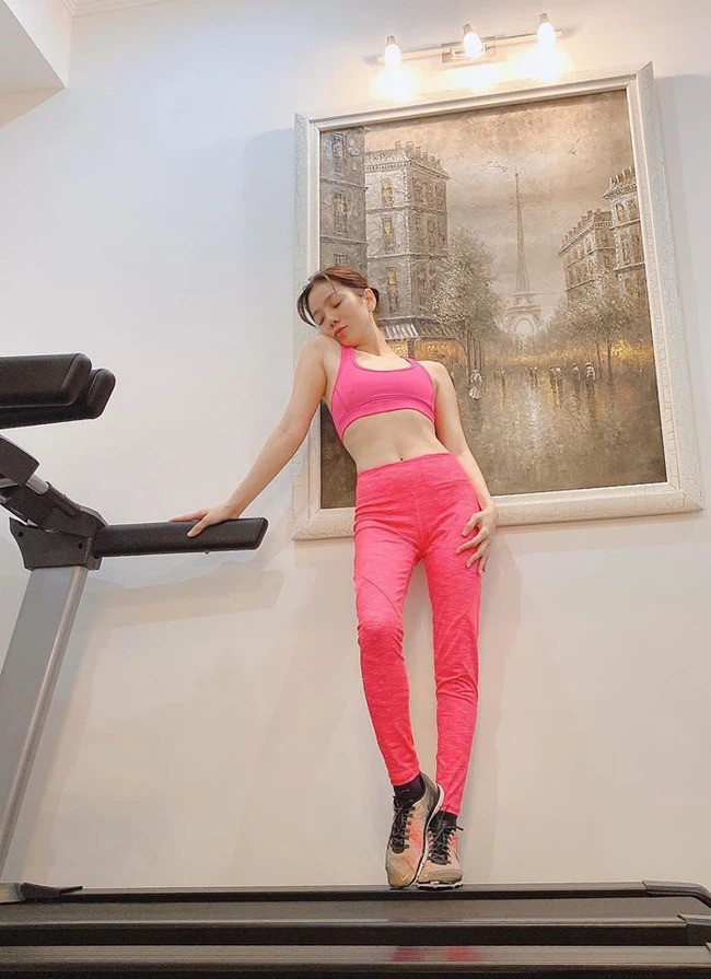 ồ tập của Lệ Quyên không chỉ tập trung vào những màu sắc trung tính như trắng, đen, xám,... thường thấy mà người đẹp cũng rất tinh tế khi linh hoạt làm mới bản thân với nhiều màu sắc nổi bật, từ hồng chóe...