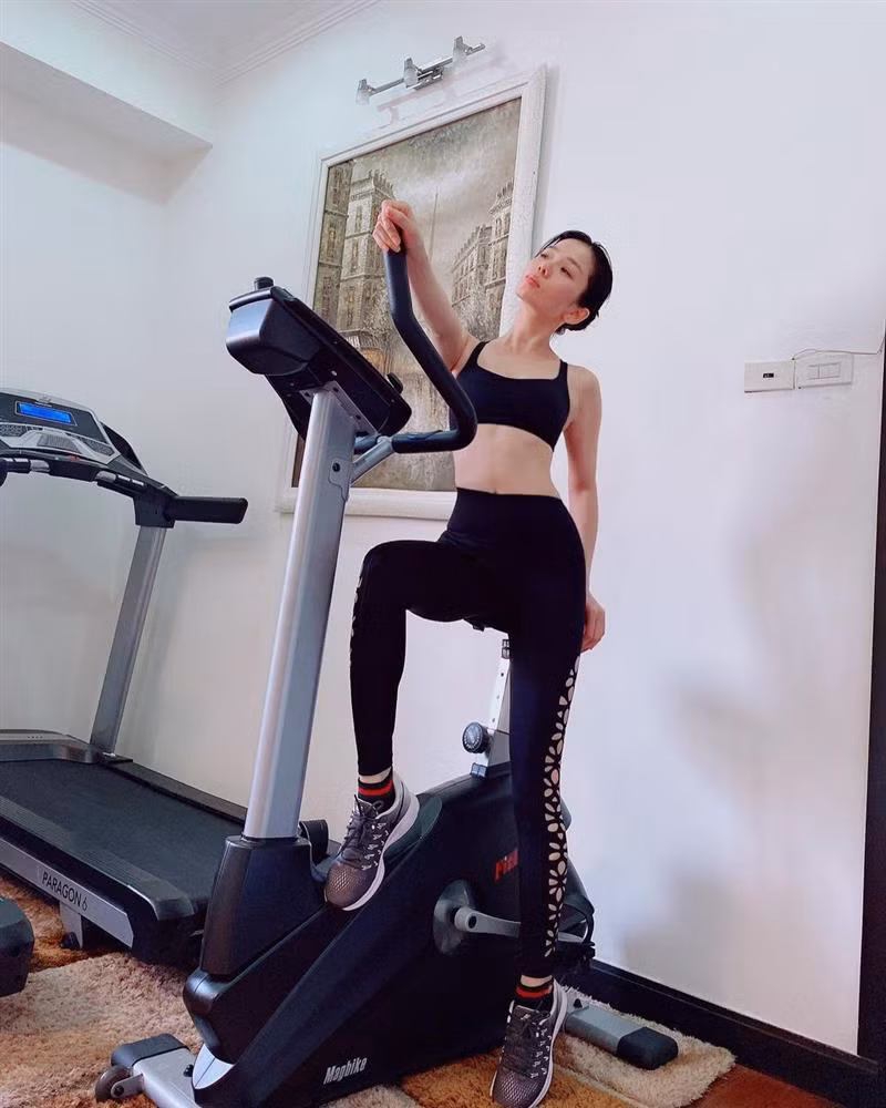 Để có được body chuẩn chỉnh như vậy, vài năm gần đây, giọng ca "Giấc mơ có thật" chú trọng chuyện tập luyện thể dục thể thao nhằm giữ gìn sức khỏe cũng như cải thiện vóc dáng ngày một săn chắc.