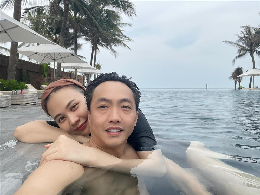 Về phía mình, Đàm Thu Trang cũng được khen ngợi bởi khả năng vun vén tổ ấm. Không chỉ trong cuộc sống thường ngày, Hoa khôi xứ Lạng còn đồng hành với ông xã trong công việc, gây dựng và phát triển sự nghiệp kinh doanh.