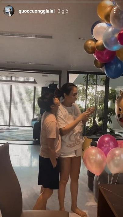 há khó để nam doanh nhân chạm môi vào má bà xã.