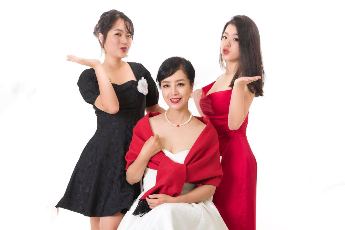 Cặp đôi có hai con gái xinh đẹp là Hồng Mi và Hồng Khanh. Cô con gái lớn Hồng Mi của Chiều Xuân đã kết hôn và sinh con.