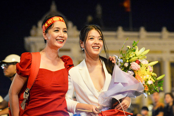 Thậm chí nhiều người còn nhận xét chị và các con gái trông giống như chị em trong những bức ảnh chụp chung.