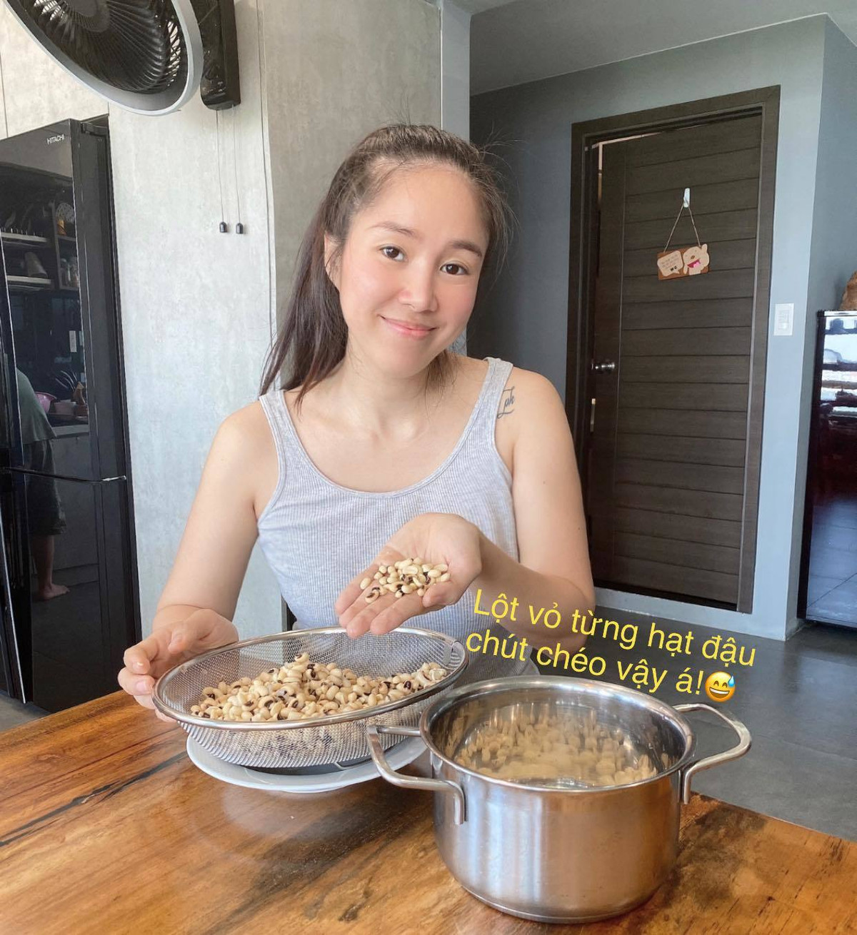 Lê Phương bày khán giả cách đồ xôi.