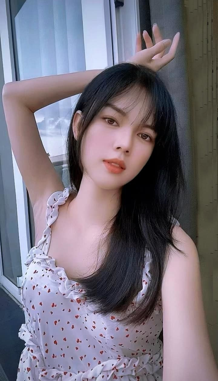 Lê Ngọc Trinh đã nuôi lại tóc dài sau khi xuống tóc.