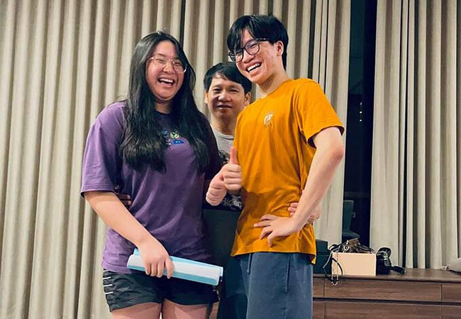 Sao Việt hôm nay 23/6: Trọng Tấn chia sẻ bức ảnh chụp cùng hai con. Nam ca sĩ tếu táo cho biết anh bị "dìm hàng" vì chiều cao khi đứng cạnh các con đang tuổi dậy thì.