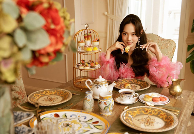 Minh Hằng mở tiệc trà sang chảnh tại nhà mừng tuổi mới.