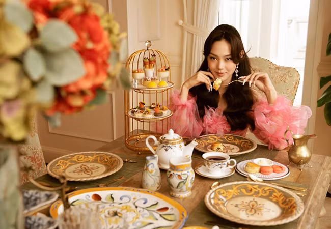 Minh Hằng mở tiệc trà sang chảnh tại nhà mừng tuổi mới.