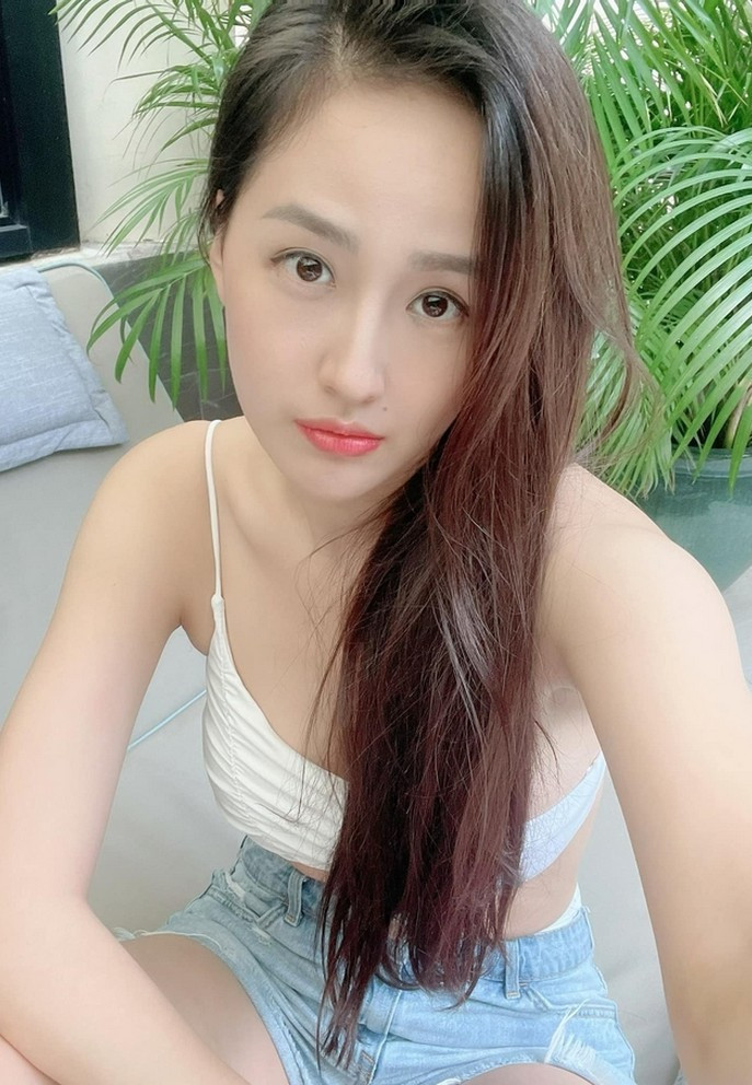 Cựu Hoa hậu thường xuyên chia sẻ ảnh và bài viết trên trang cá nhân để giao lưu cùng fan trong những ngày giãn cách xã hội.