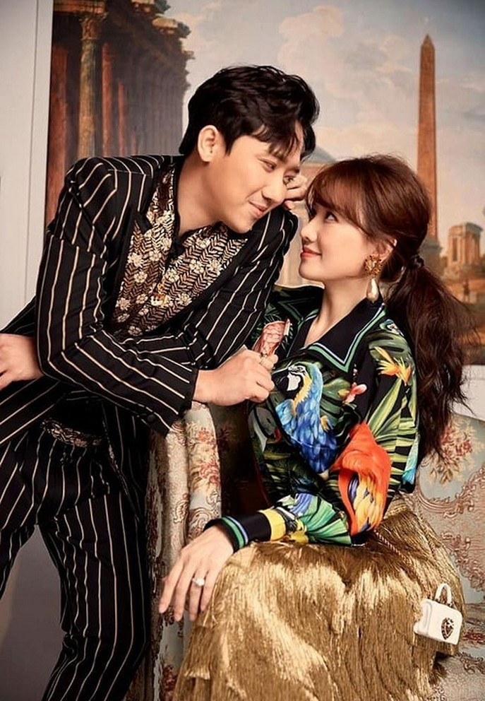 Trấn Thành đăng ảnh mừng tuổi mới bà xã Hari Won. "Happy birthday bà xã tuyệt vời nhất hành tinh của anh. Luôn yêu anh như thế nhé, vì anh cũng sẽ làm vậy", anh nhắn gửi đến nữ ca sĩ.