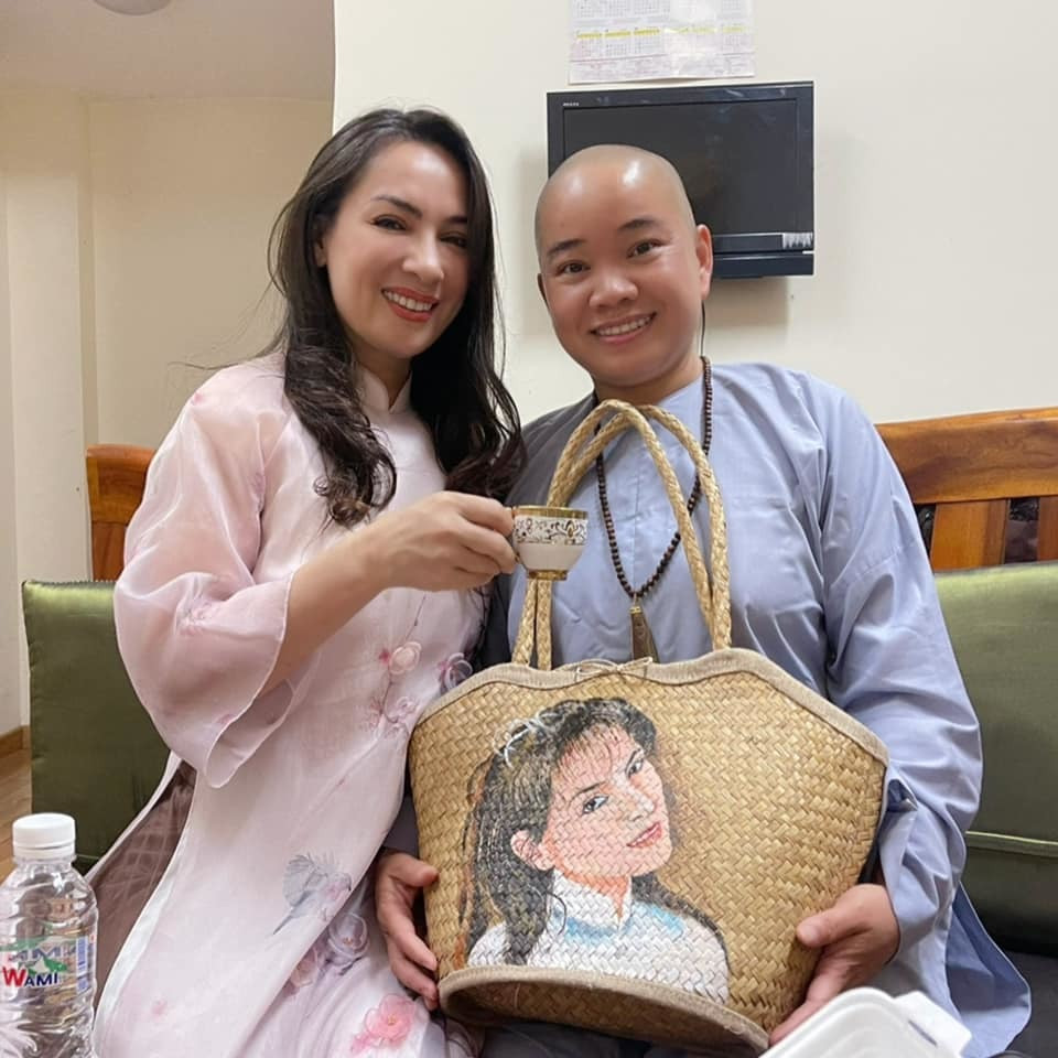 Nhan sắc thật của Phi Nhung tuổi U50.