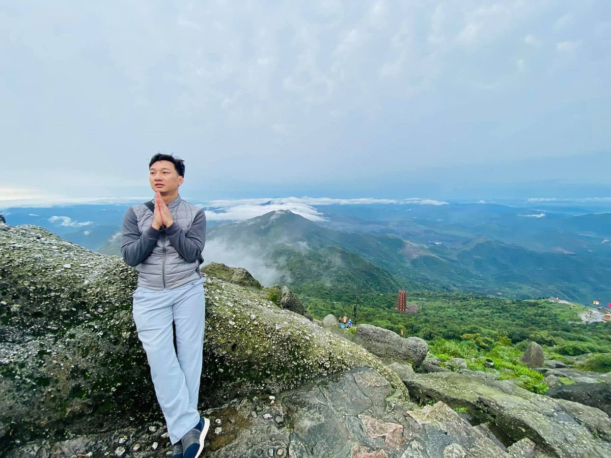 Thành Trung chia sẻ hài hước về vợ: "Thử thách của tôi bây giờ là sau khi mổ hai dây chằng chéo hai chân, tôi có dám đá bóng nữa hay không trước áp lực ghê gớm từ ánh mắt của vợ khi chăm sóc tôi lúc này?".