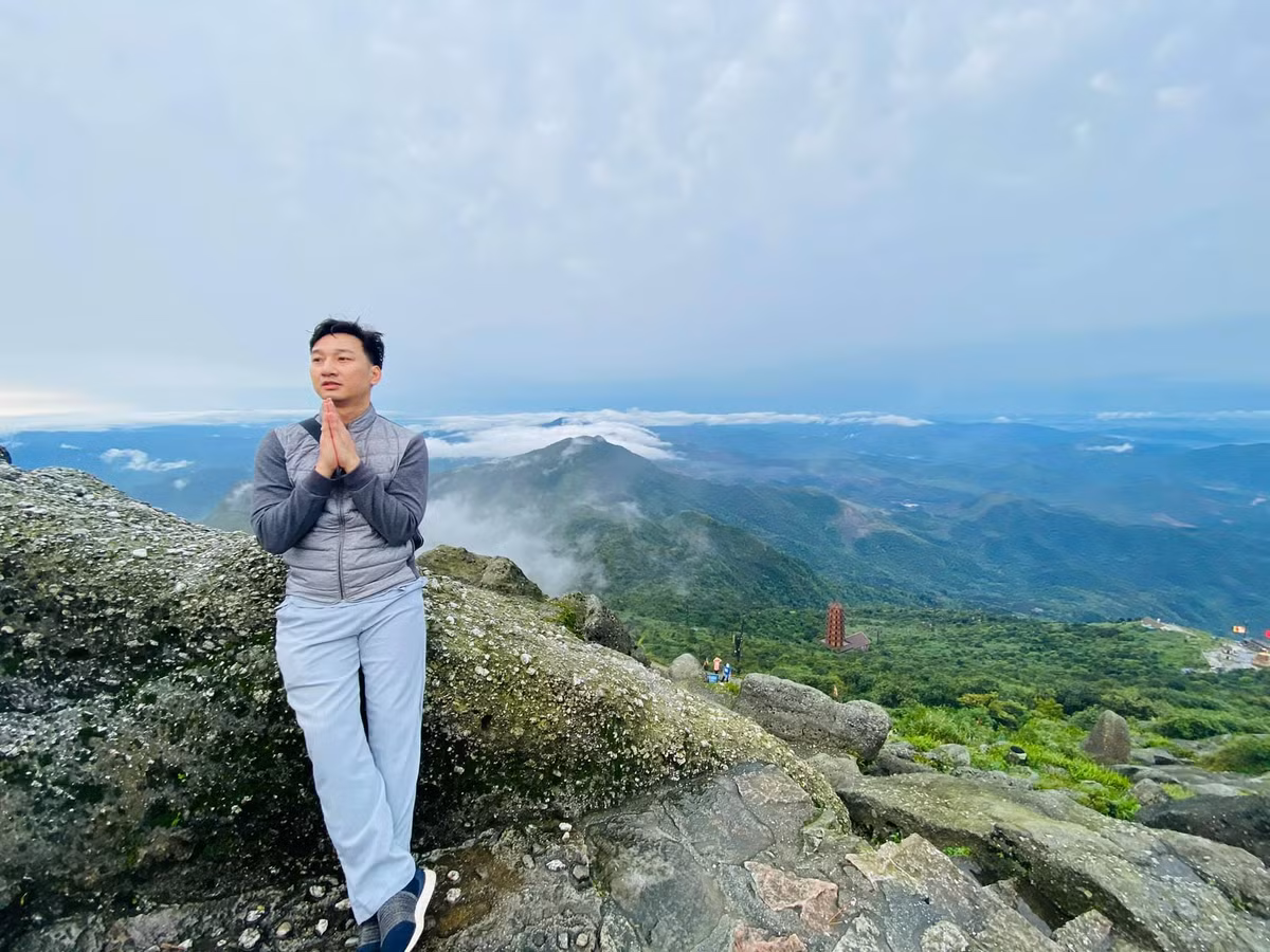 Thành Trung chia sẻ hài hước về vợ: "Thử thách của tôi bây giờ là sau khi mổ hai dây chằng chéo hai chân, tôi có dám đá bóng nữa hay không trước áp lực ghê gớm từ ánh mắt của vợ khi chăm sóc tôi lúc này?".