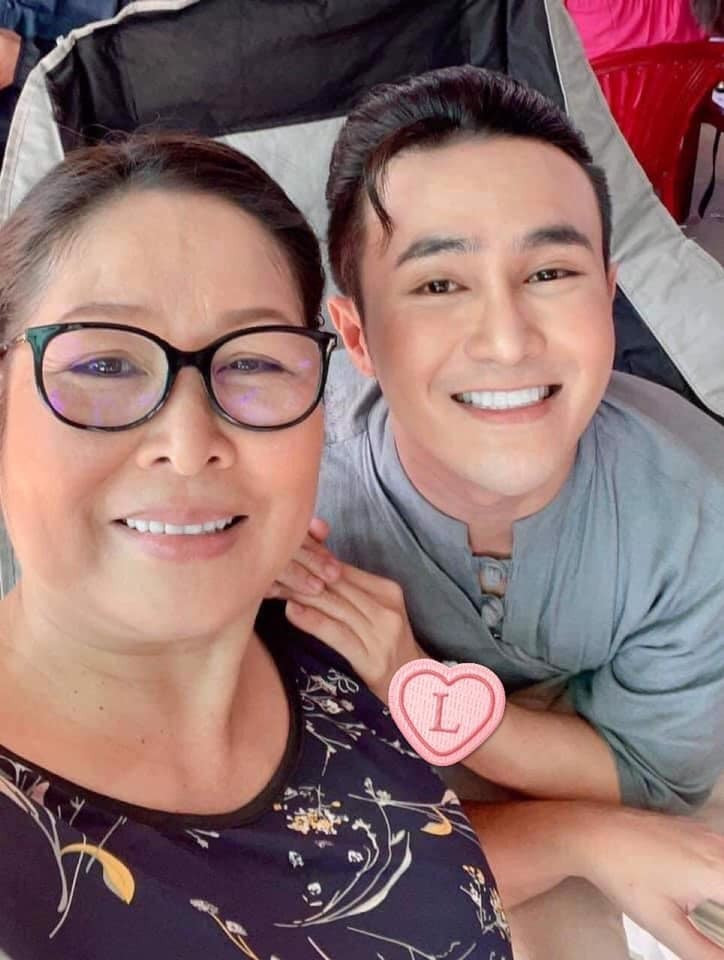 Hồng Vân chúc mừng sinh nhật Huỳnh Lập.