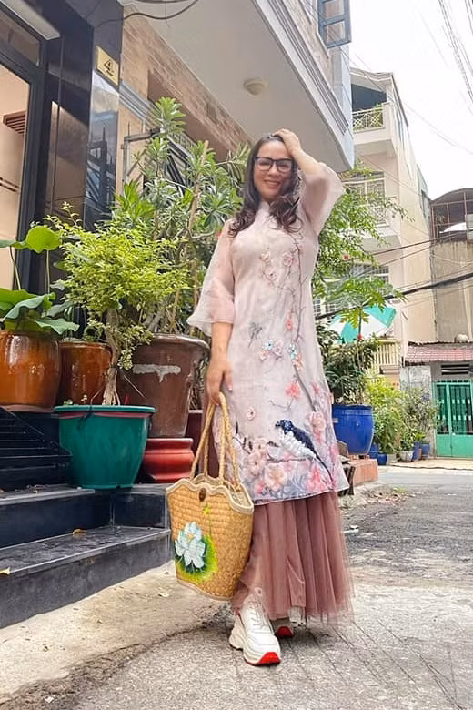 Ca sĩ Phi Nhung mặc đơn giản, trang điểm nhẹ nhàng đến nhận món quà đặc biệt từ 1 sư cô. Khán giả khen nhan sắc danh ca trẻ đẹp khi đã ở tuổi U50.