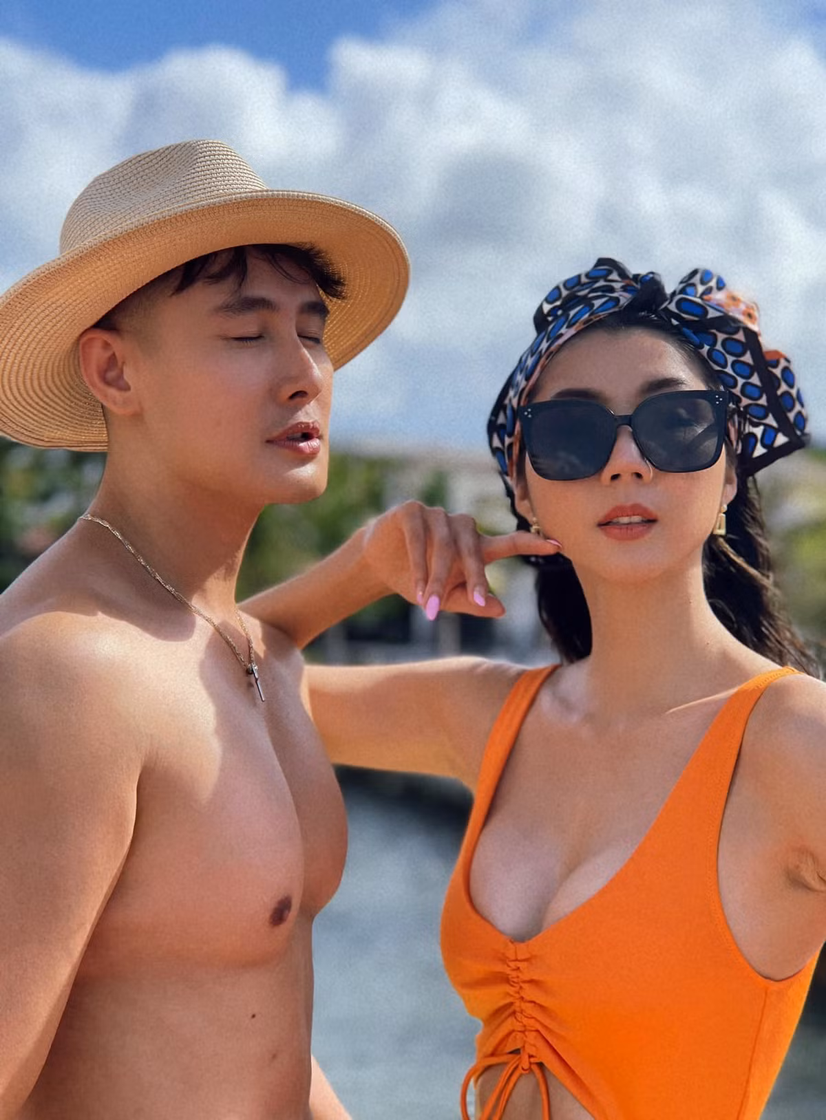 Ngọc Quyên gợi cảm căng tràn ở biển Miami, Florida.