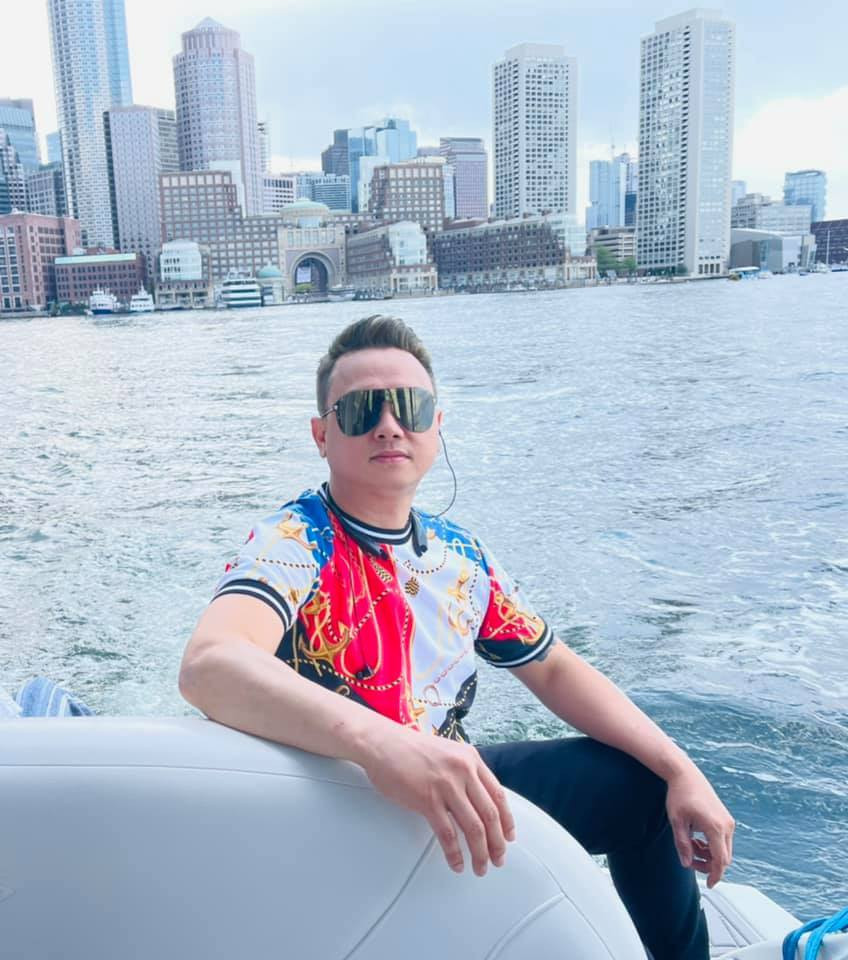 Hàn Thái Tú trẻ trung, phong độ.