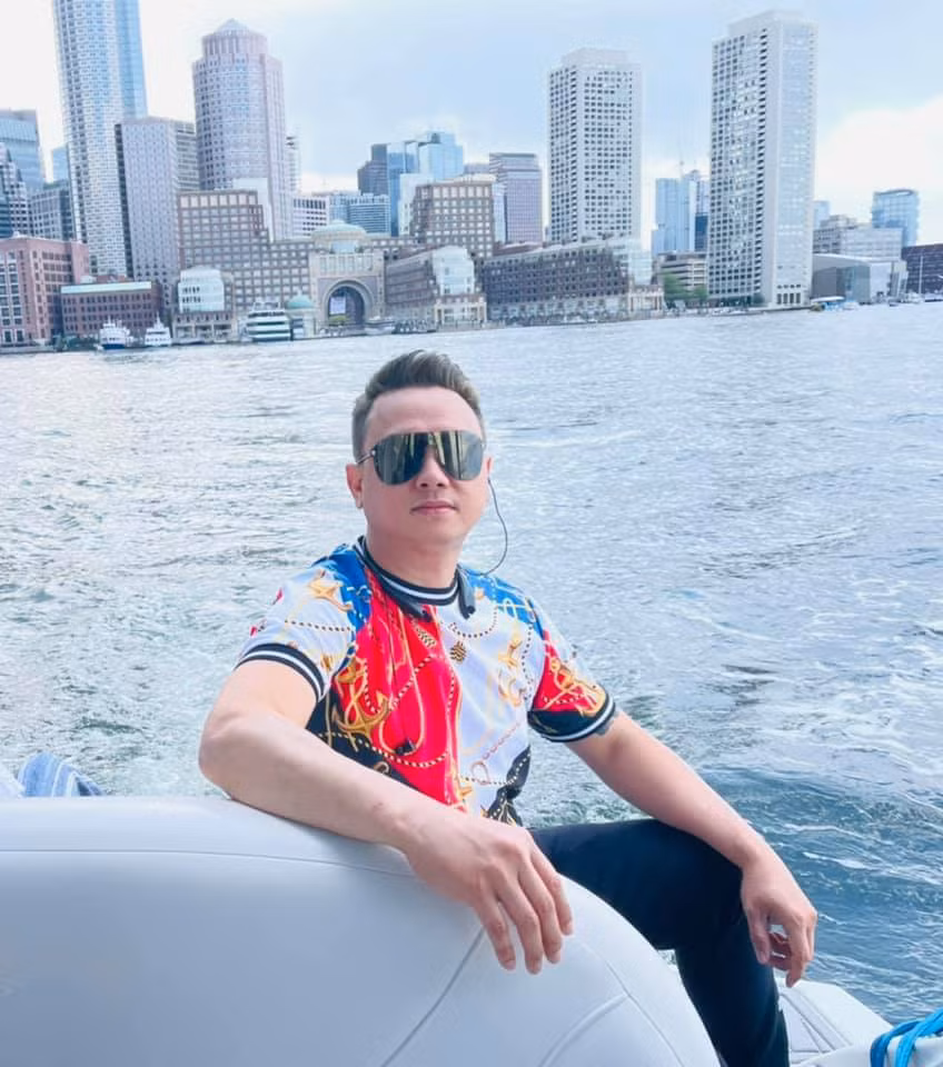 Hàn Thái Tú trẻ trung, phong độ.