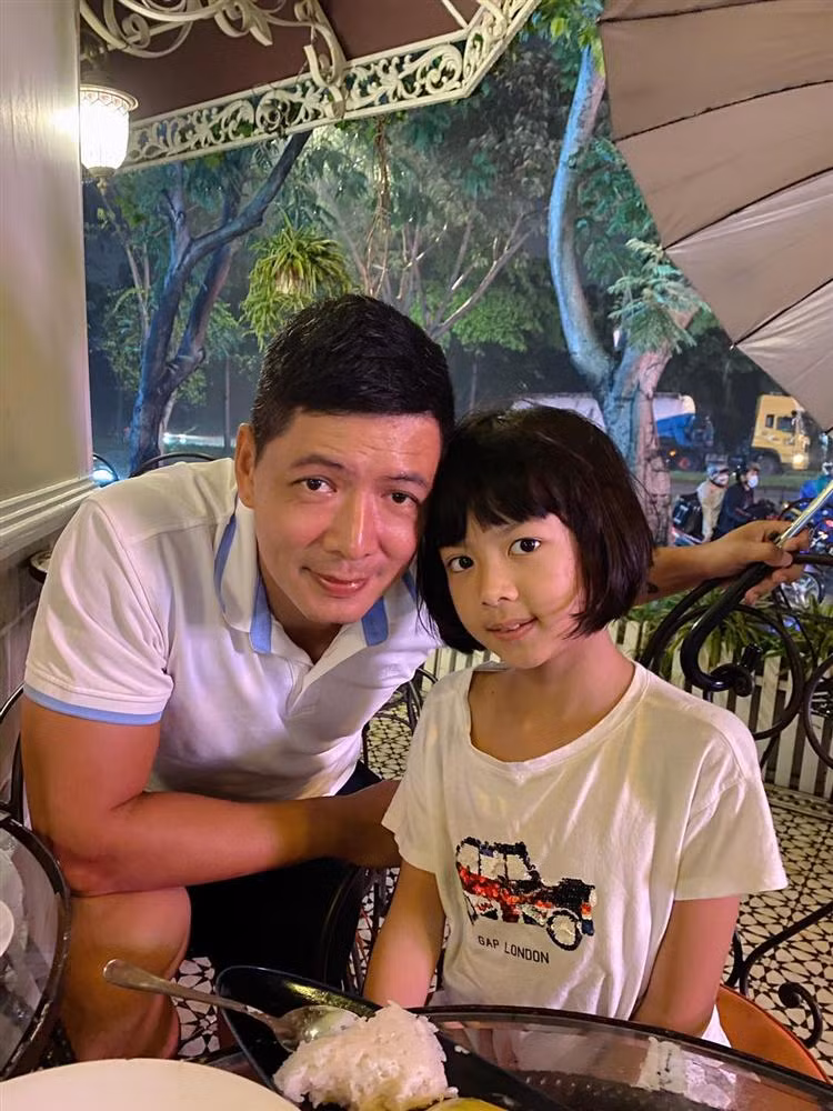 Mặc dù còn nhỏ nhưng An Như đã lộ rõ tố chất ngoại hình. Ngoài gương mặt giống bố, cô bé còn thừa hưởng từ phụ thân đôi chân dài.