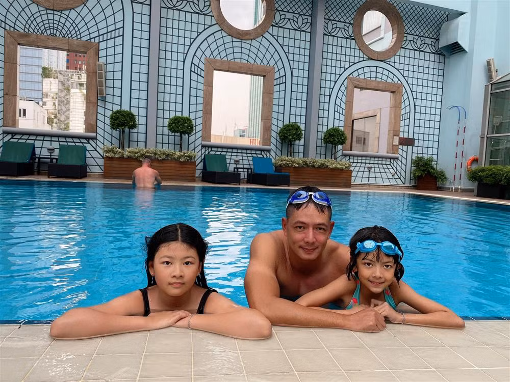 An Như bên bố Bình Minh và chị gái An Nhiên.