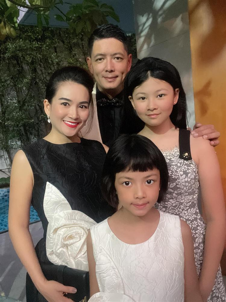 br/> Mới đây, doanh nhân Anh Thơ chia sẻ bức ảnh tổ ấm cùng đi sự kiện trên trang cá nhân. Khoảnh khắc "check-in" của gia đình nhỏ khiến nhiều người thích thú. Trong khi bé An Nhiên cao lớn phổng phao, phảng phất đường nét của mẹ, cô em An Như lại gây ngỡ ngàng với khuôn mặt giống bố như lột.