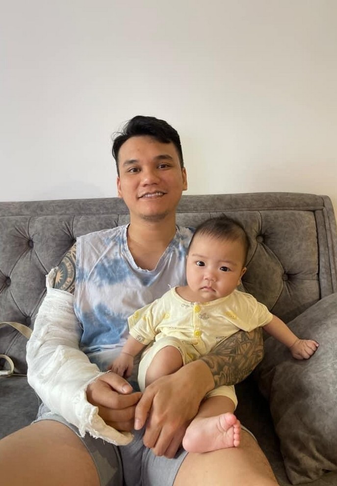 Khắc Việt hài hước cho biết phải nghỉ lễ 30/4 sớm cùng con vì chấn thương ở tay.