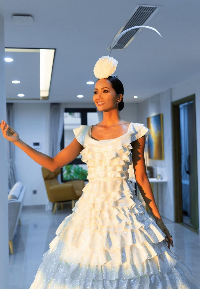 H'Hen Niê được fan ví như "nữ thần" với bộ váy xếp tầng trắng cùng biểu cảm rạng rỡ.