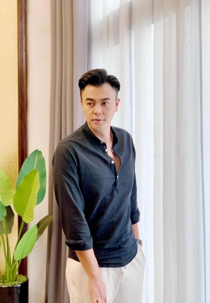 Sao Việt hôm nay 28/4: "Chụp hình diễn sâu nhưng mà thực ra là đang rất đói ạ. Đứng không vững nữa rồi", MC Tuấn Tú tếu táo.