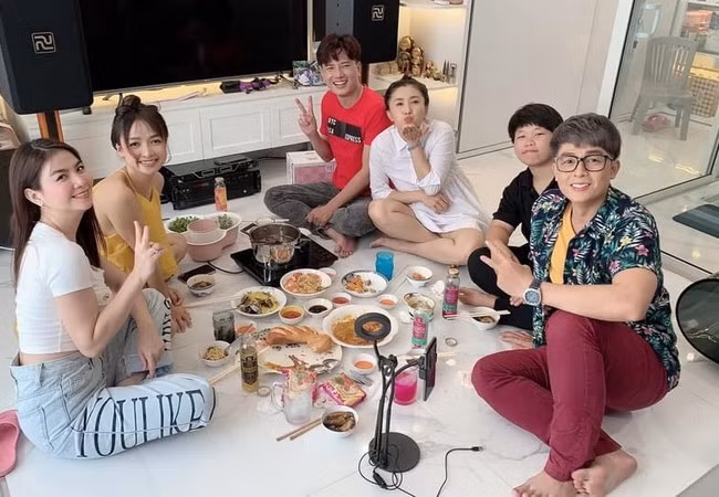 Hội bạn thân Nguyệt Ánh, Lê Bê La, Hòa Hiệp... ăn tân gia nhà diễn viên Kha Ly. Họ có tình bạn thân thiết từ khi cùng đóng phim 'Cổng mặt trời'.