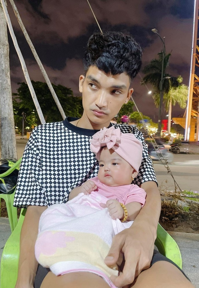 Hai cha con Mạc Văn Khoa gây cười với biểu cảm ủ rũ không giống ai.