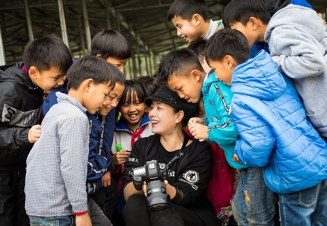 Khoảnh khắc yên bình của NSƯT Chiều Xuân bên các trẻ em.