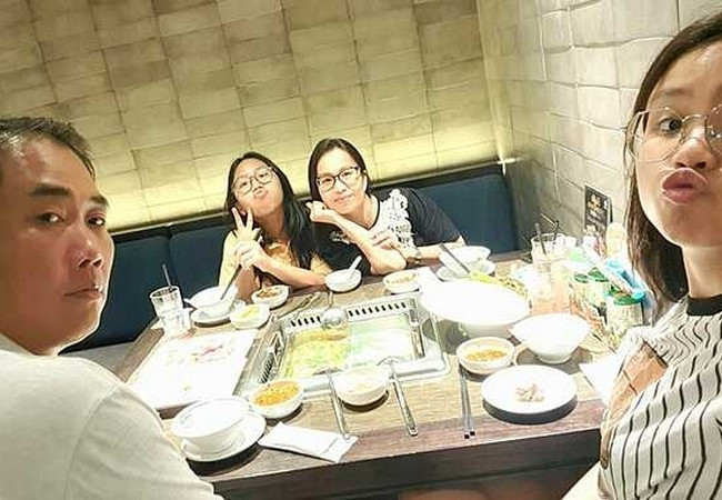 Cẩm Ly cùng ông xã đưa 2 con gái đi ăn lẩu. Đây cũng là lần hiếm hoi nữ ca sĩ chia sẻ ảnh gia đình trên mạng xã hội.