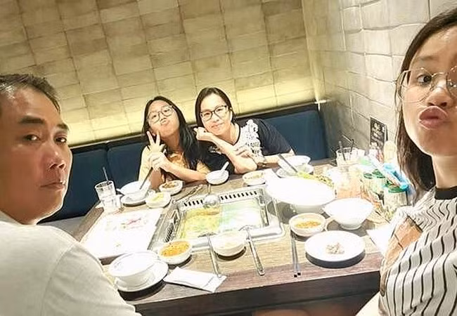 Cẩm Ly cùng ông xã đưa 2 con gái đi ăn lẩu. Đây cũng là lần hiếm hoi nữ ca sĩ chia sẻ ảnh gia đình trên mạng xã hội.