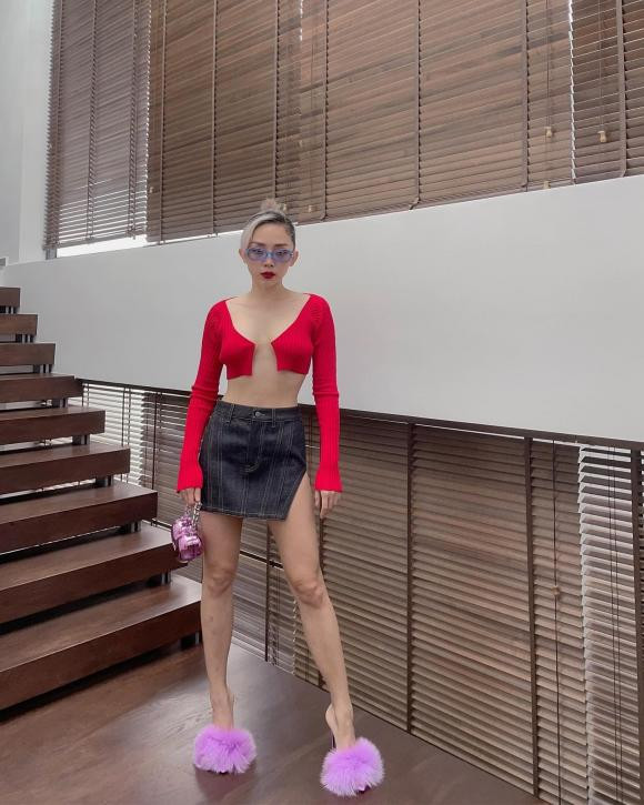 Vòng 2 săn chắc cơ múi của nữ ca sĩ Tóc Tiên khiến dân tình ai nấy đều ghen tị bởi suốt thời gian giãn cách, cô nàng ăn uống liên tục mà không hề tăng cân tí nào. Tóc Tiên chọn cho mình áo đỏ tay dài kiểu croptop thiết kế "nửa kín nửa hở" lấp ló vòng một đầy đặn.