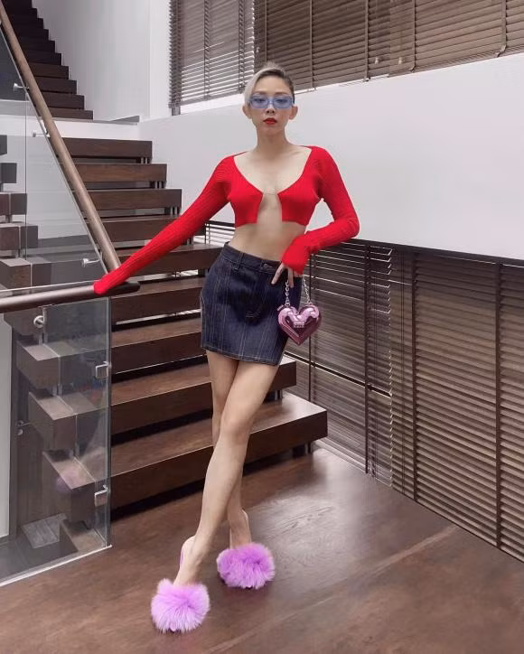 Mới đây nhất, trong một khoảnh khắc Tóc Tiên đăng tải trên người hâm mộ đều đổ xô sự chú ý vào thiết kế mà người đẹp đã khoe. Lần này nữ ca sĩ chọn cho mình một chân váy cùng chiếc áo "nửa kín nửa hở", make-up nhẹ nhàng khiến dân tình thích thú. Bên cạnh đó, người đẹp lại không hề tăng cân mà ngược lại body lại rất đâu vào đấy.