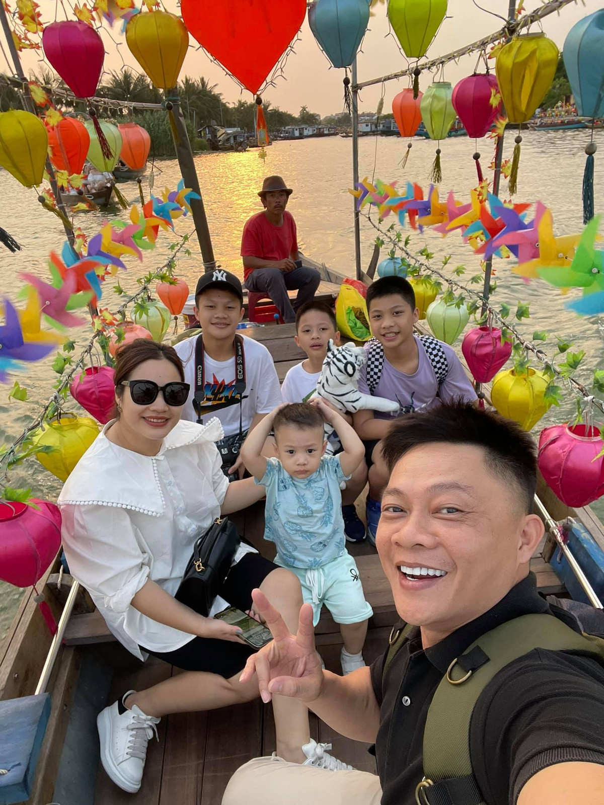 "Hai ngày cuối tuần tranh thủ để hoàn tất một kỳ nghỉ ý nghĩa bên gia đình, thật khó để hình dung rằng nó đã hoàn hảo. Giờ thì chuẩn bị việc ai nấy làm, người đi kẻ ở", BTV Quang Minh viết.