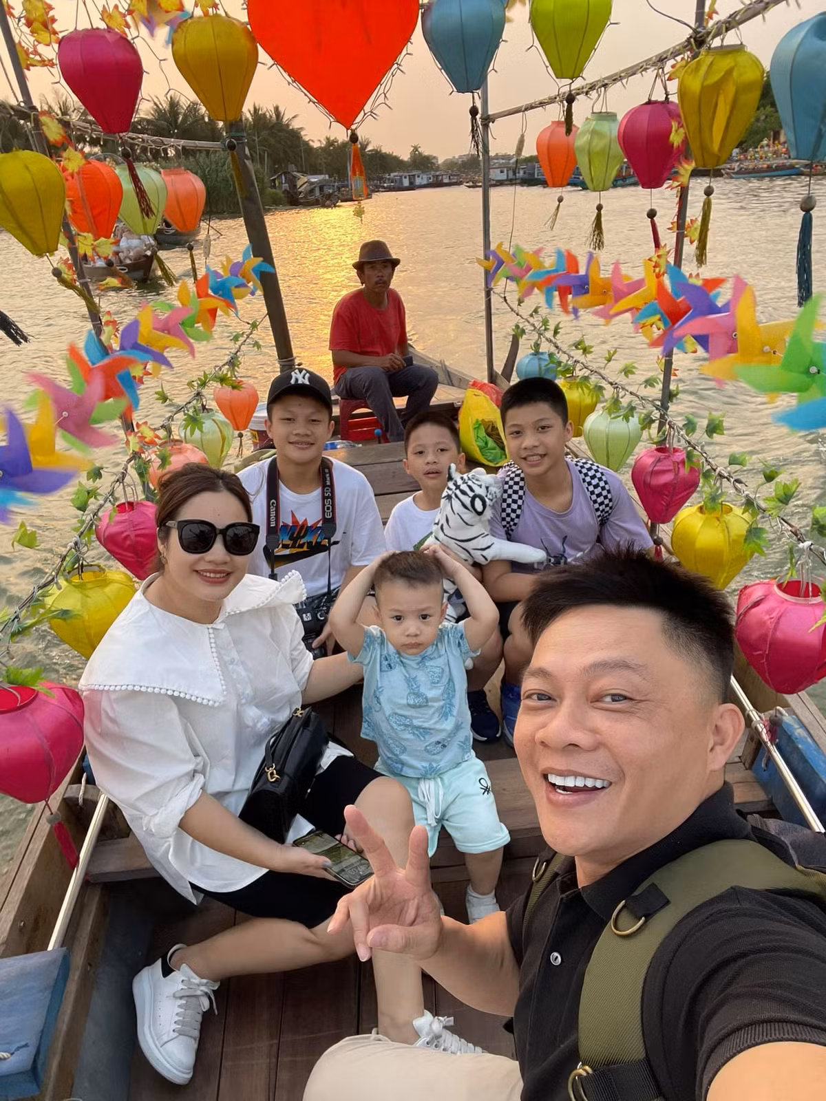 "Hai ngày cuối tuần tranh thủ để hoàn tất một kỳ nghỉ ý nghĩa bên gia đình, thật khó để hình dung rằng nó đã hoàn hảo. Giờ thì chuẩn bị việc ai nấy làm, người đi kẻ ở", BTV Quang Minh viết.