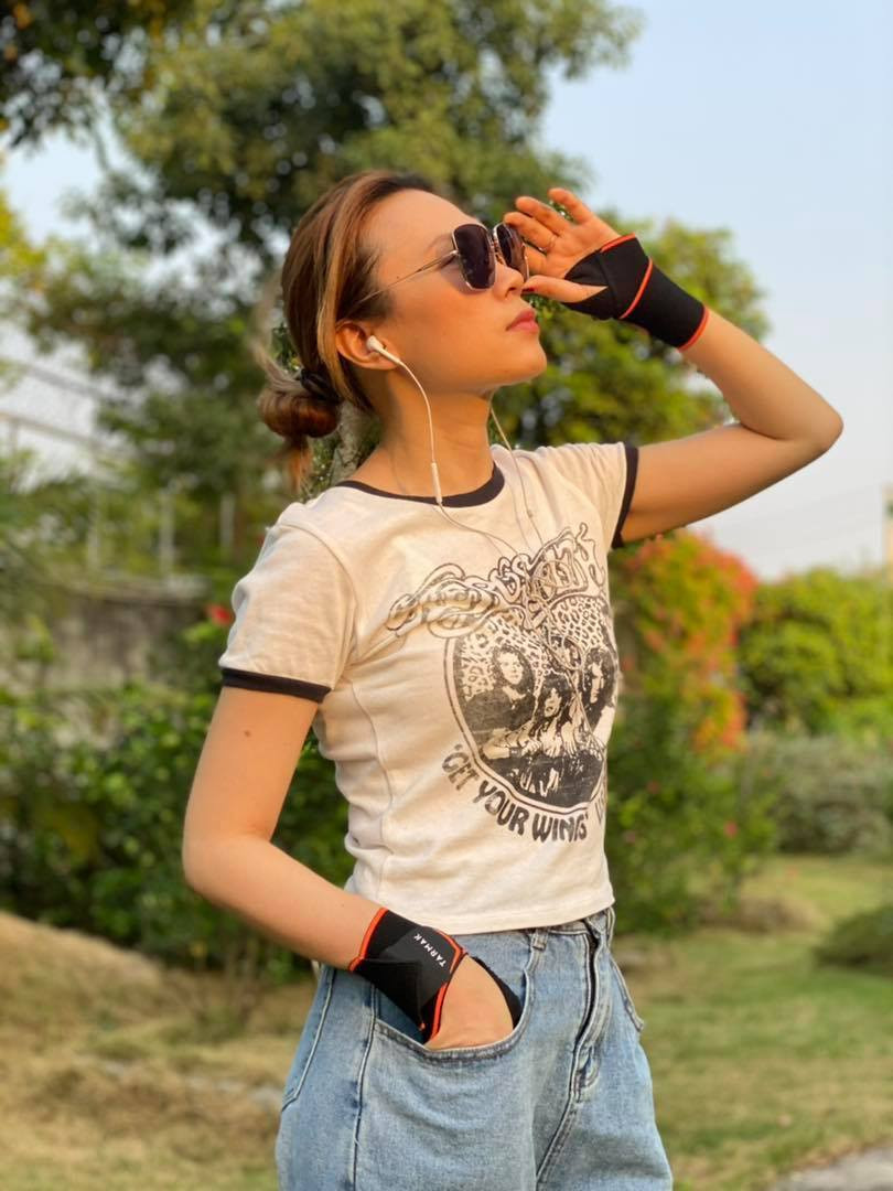 "Lâu lâu mới gặp được nắng chiếu lung linh muôn hoa vàng...", Mỹ Tâm viết.