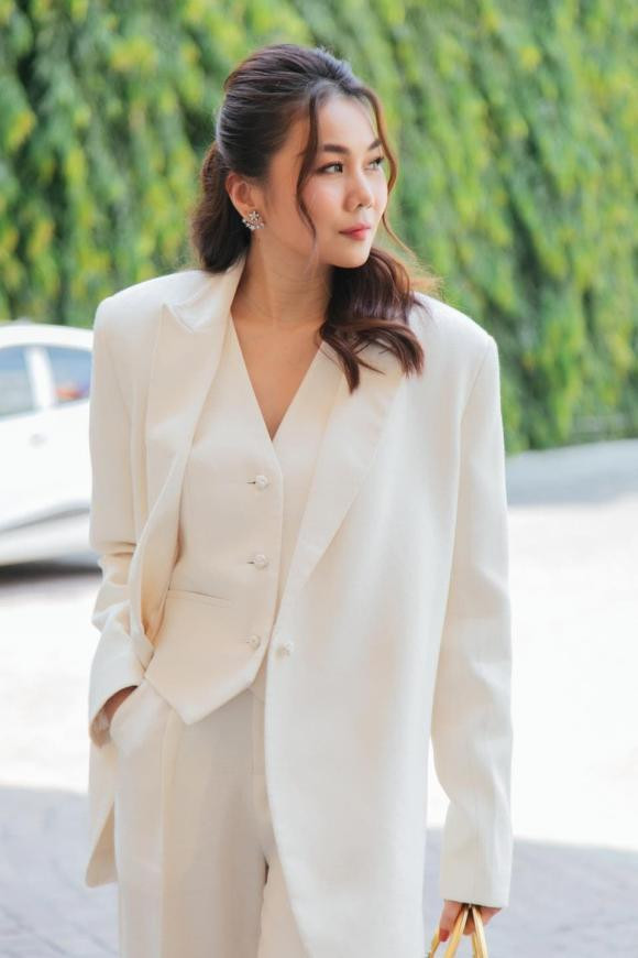 Thanh Hằng nhắn nhủ: "Hôm qua tôi có buổi giao lưu và hướng dẫn cách xây dựng hình ảnh cá nhân cho các chị em phụ nữ. Phụ nữ chúng ta có rất nhiều mối lo toan, nhưng trong tâm thế nào đi nữa chúng ta vẫn phải xinh đẹp và ngẩng cao đầu nhỉ. Phong thái, cung cách... nó sẽ quyết định cái tầm của chính mình. Tự tin, quyết đoán, thích trải nghiệm và dám dấn thân... hãy là 1 người phụ nữ đầy màu sắc và thú vị. Đừng ngại quá bản lĩnh vì người yêu bạn sẽ tìm được cách thích nghi".