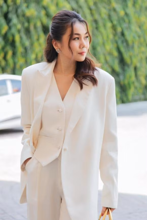 Thanh Hằng nhắn nhủ: "Hôm qua tôi có buổi giao lưu và hướng dẫn cách xây dựng hình ảnh cá nhân cho các chị em phụ nữ. Phụ nữ chúng ta có rất nhiều mối lo toan, nhưng trong tâm thế nào đi nữa chúng ta vẫn phải xinh đẹp và ngẩng cao đầu nhỉ. Phong thái, cung cách... nó sẽ quyết định cái tầm của chính mình. Tự tin, quyết đoán, thích trải nghiệm và dám dấn thân... hãy là 1 người phụ nữ đầy màu sắc và thú vị. Đừng ngại quá bản lĩnh vì người yêu bạn sẽ tìm được cách thích nghi".