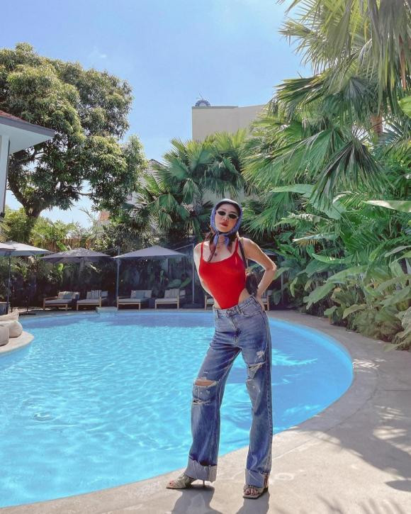 Tóc Tiên thoải mái dịp cuối tuần với set đồ lạ mắt.