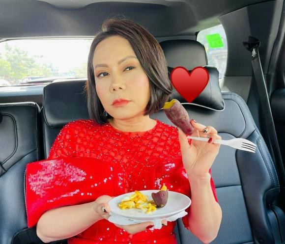 Việt Hương ăn sáng đạm bạc.