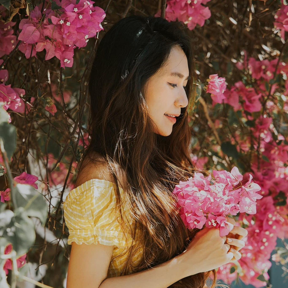 Minh Hà đẹp mong manh giữa giàn hoa giấy.