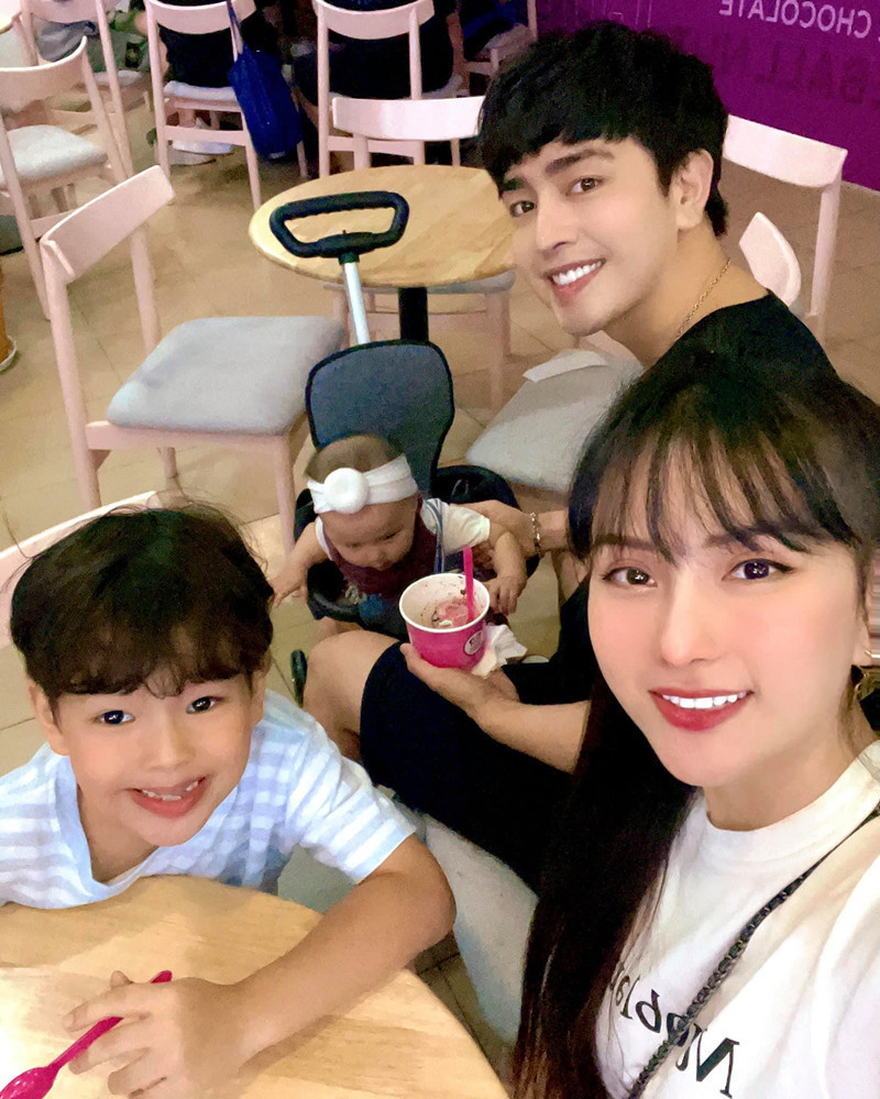 Gia đình Thu Thủy hạnh phúc sum vầy.