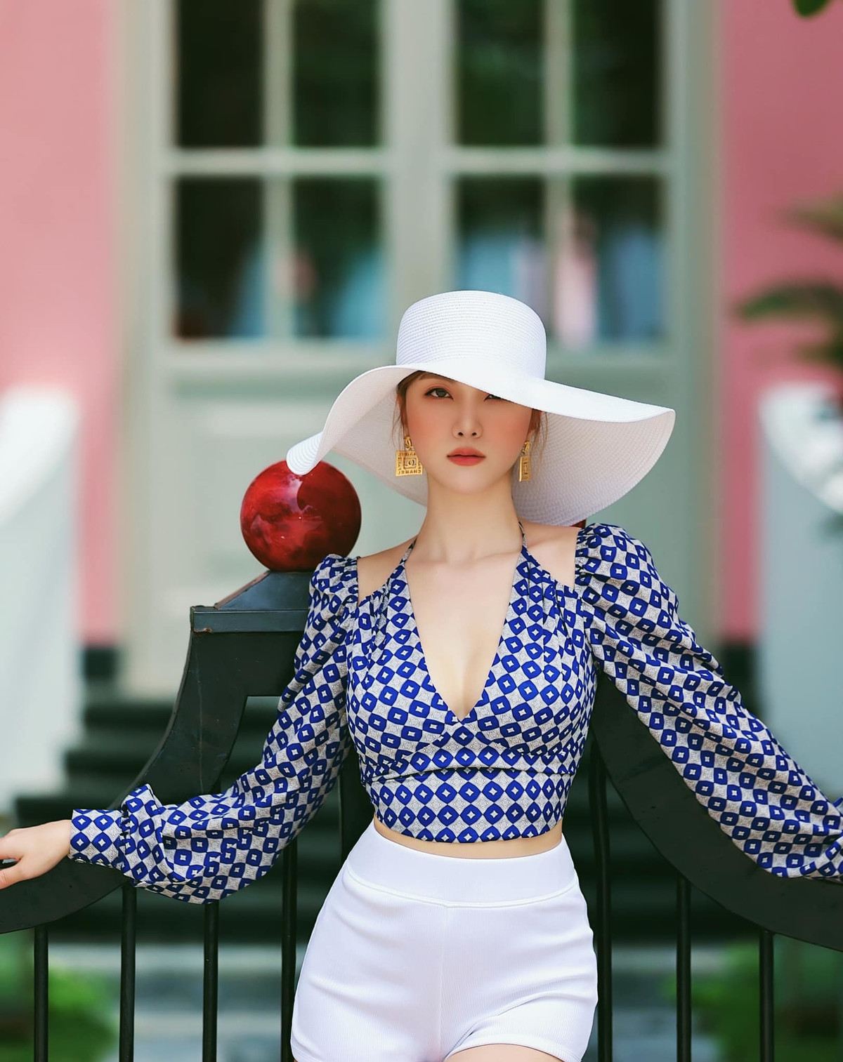 Hạnh Sino lại thả thính: "Người như em không cần ai quản / Gặp đúng người em tự khắc sẽ ngoan".