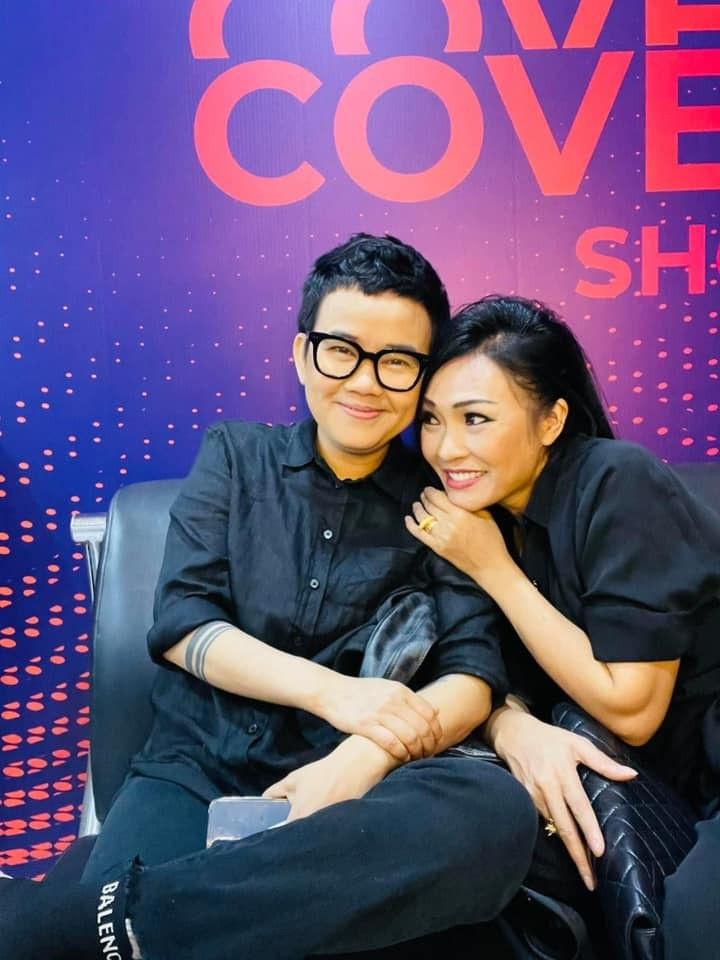 Phương Thanh đăng ảnh bên nhạc sĩ Phương Uyên và viết: "Đôi lúc chẳng cần gì, những người bạn cũ vẫn như xưa. Hàn huyên tâm sự ngổi chém gió ơi à".