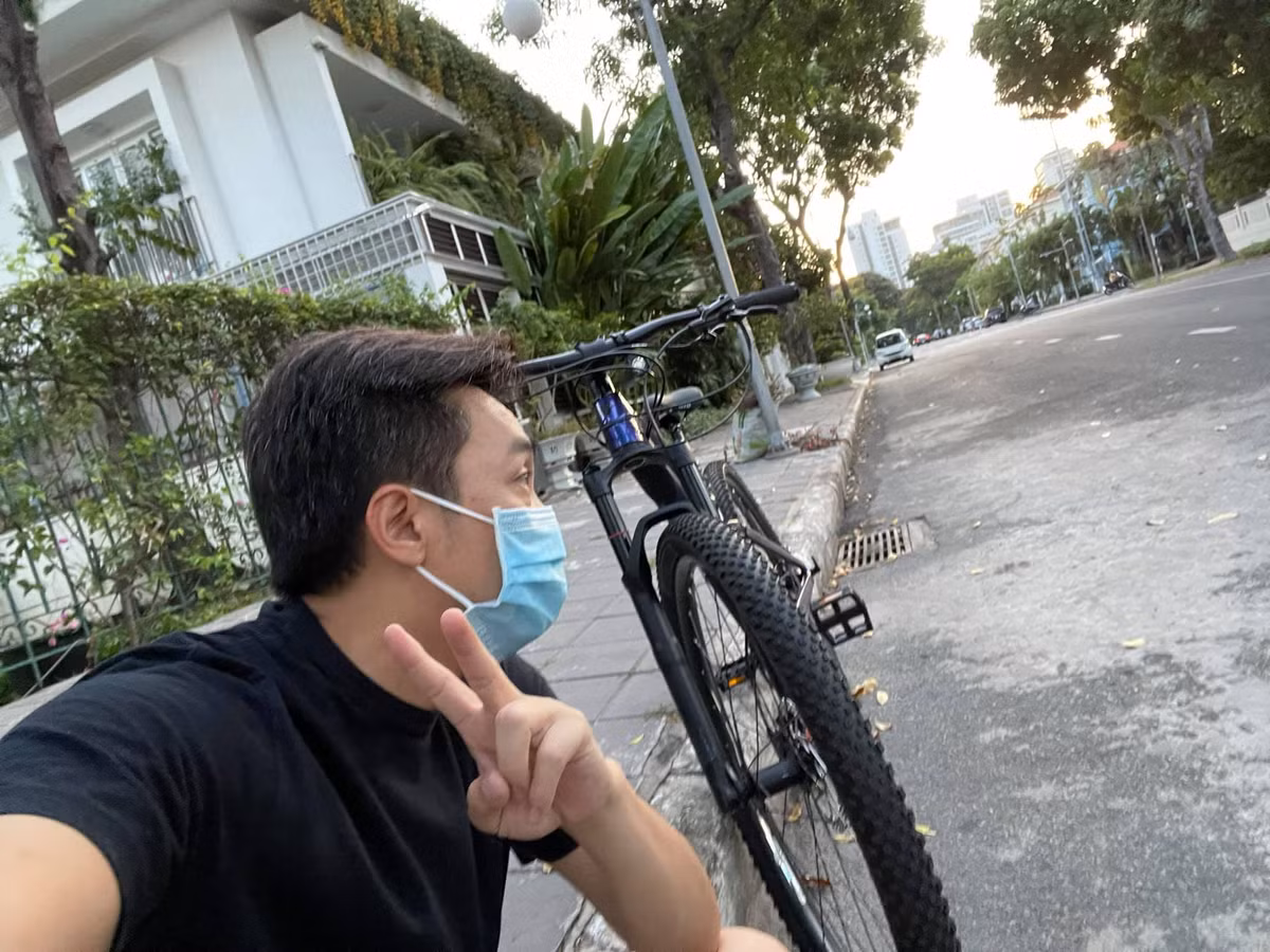 Cường Đô La trốn mẹ con Đàm Thu Trang đạp xe thể dục.