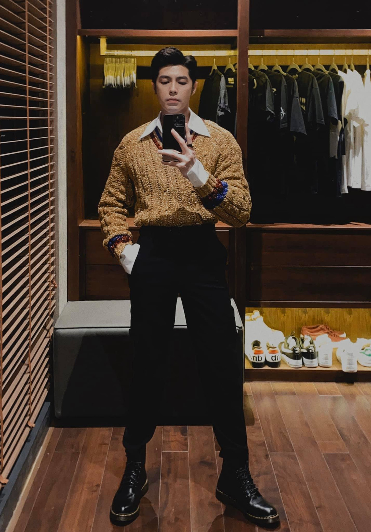 Noo Phước Thịnh chú thích: "Cười lên đi cho đời bớt khổ / Mặt lạnh lùng bổ béo gì đâu" cho tấm ảnh nghiêm nghị, không cười của mình.